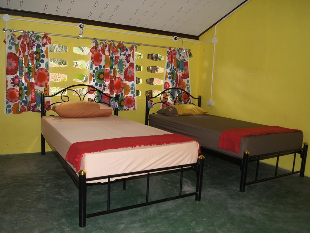 Dorm Des Fleurs Hostel Khao Lak Extérieur photo